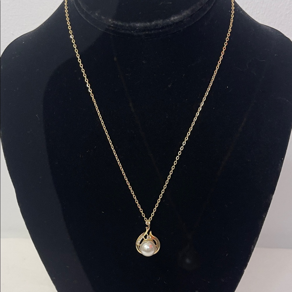 NWOT Gold Pearl Pendant Necklace